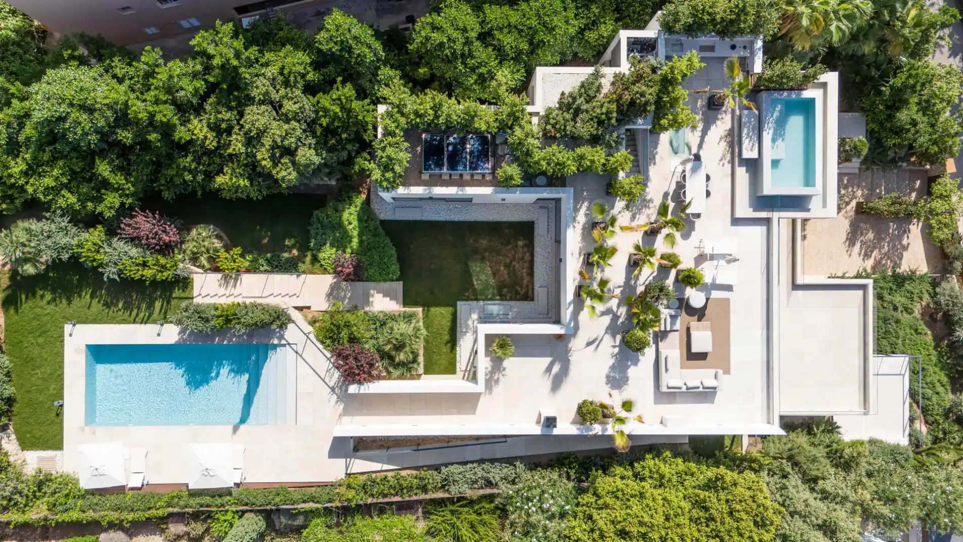 Vista aérea de chalet de lujo con piscina y piedra natural en Mallorca.